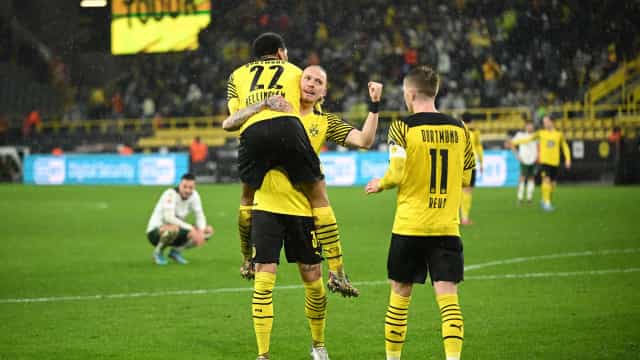 Dortmund goleia Mönchengladbach com dois gols e três assistências de Reus