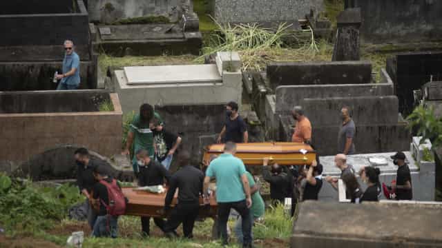 Foram enterradas 208 vítimas das chuvas em Petrópolis; 926 estão desalojados