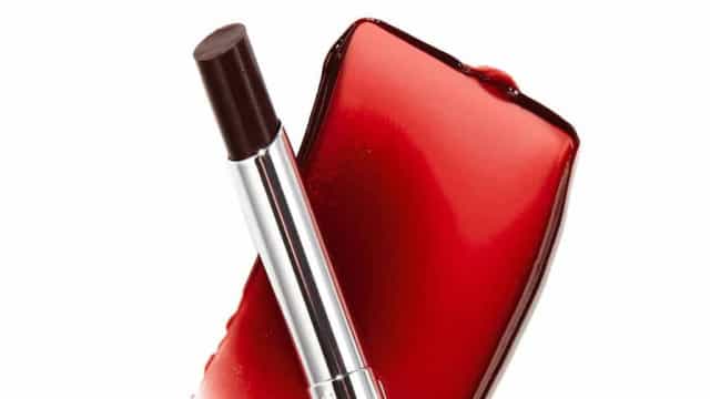 Batom dos anos 1970 vira febre no TikTok e esgota estoques meio século depois