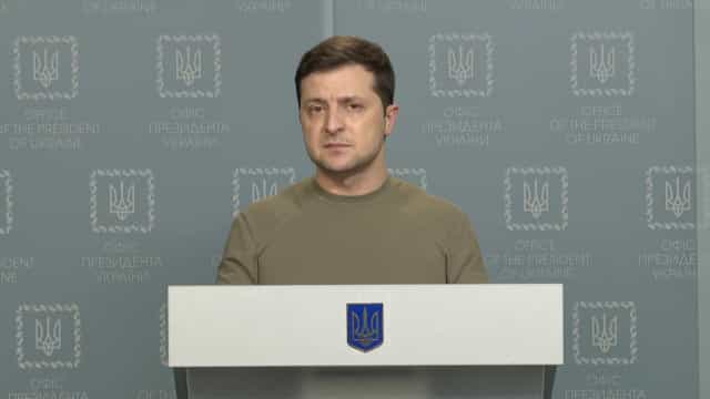 Zelensky diz que Ocidente abandonou Ucrânia na invasão russa