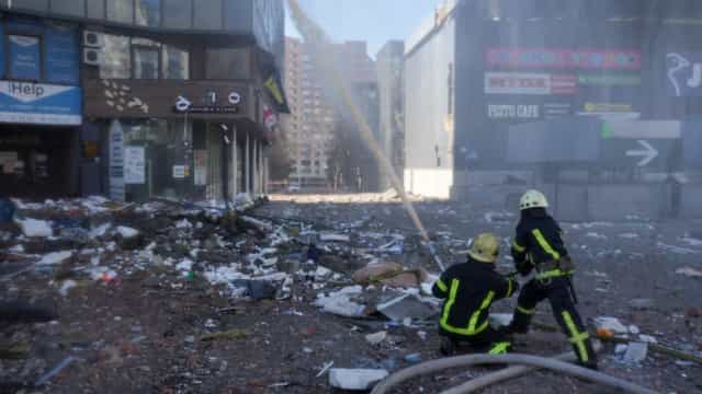 Putin ataca centro de Kiev e enfrenta resistência de forças da Ucrânia