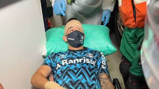 Gremistas se ferem após pedradas em ônibus; clube não quer jogar Gre-Nal