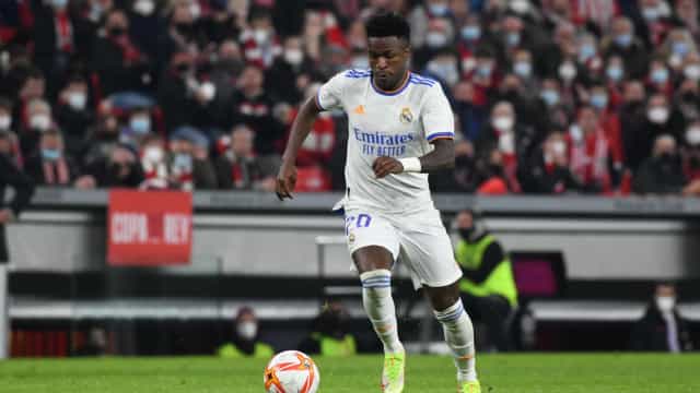 Vinícius Jr e Benzema decidem no fim e Real Madrid derrota Rayo Vallecano