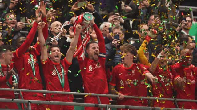 Liverpool vence Chelsea nos pênaltis e se torna maior campeão da Copa da Liga