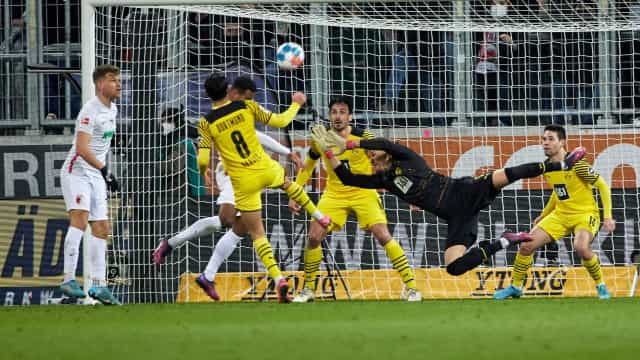 Dortmund deixa Augsburg empatar e vê Bayern disparar na liderança do Alemão