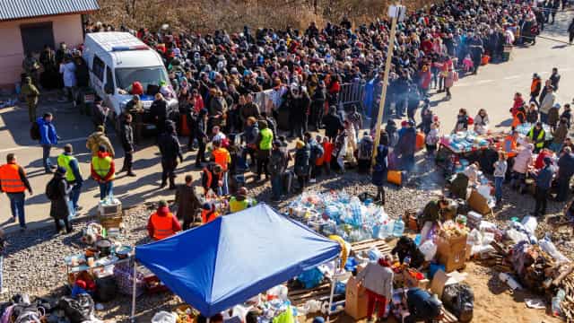 Barrados na fronteira da Ucrânia com a Polônia, brasileiros buscam alternativas para fugir