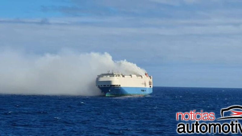 Navio com 4 mil Porsche, VW e Bentley ainda queima