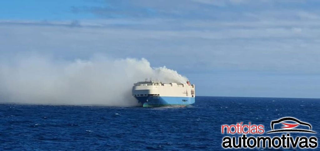 Navio com 4 mil Porsche, VW e Bentley ainda queima