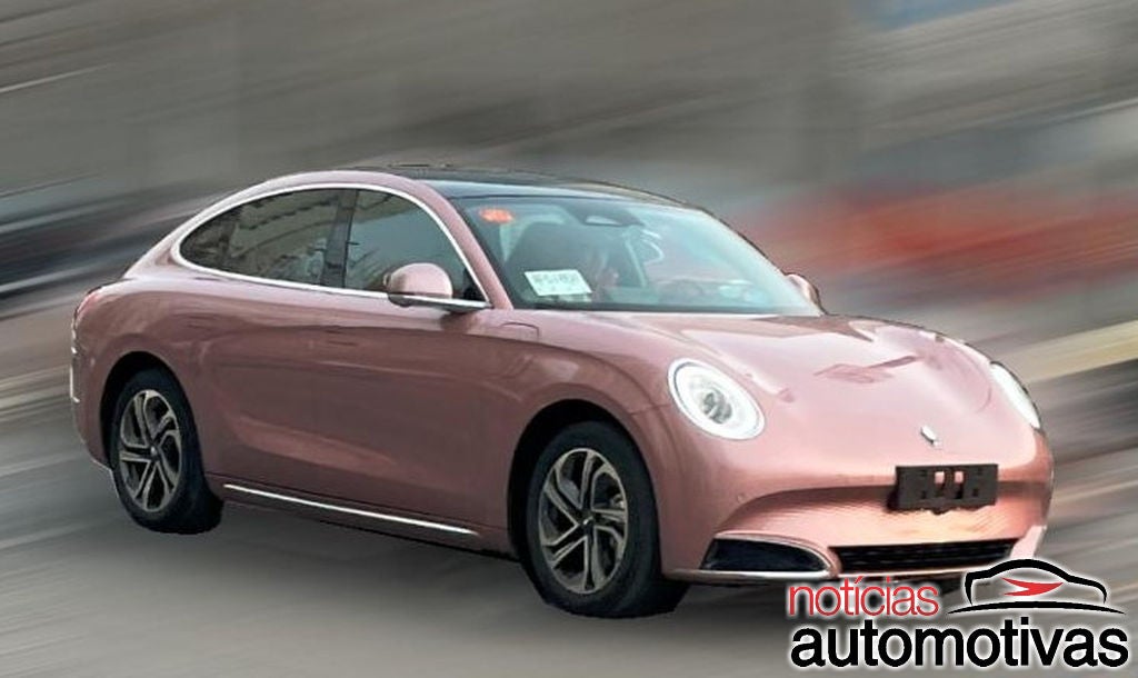 ORA Lightning Cat: Panamera chinês mostra seu interior