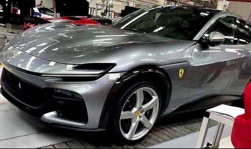 Ferrari Purosangue aparece antes da hora na Itália