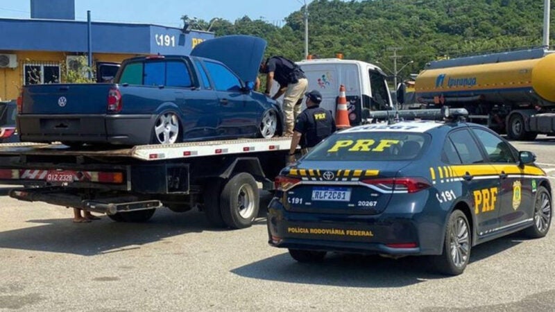 VW Saveiro rebaixada da “PRF” é apreendida em SC