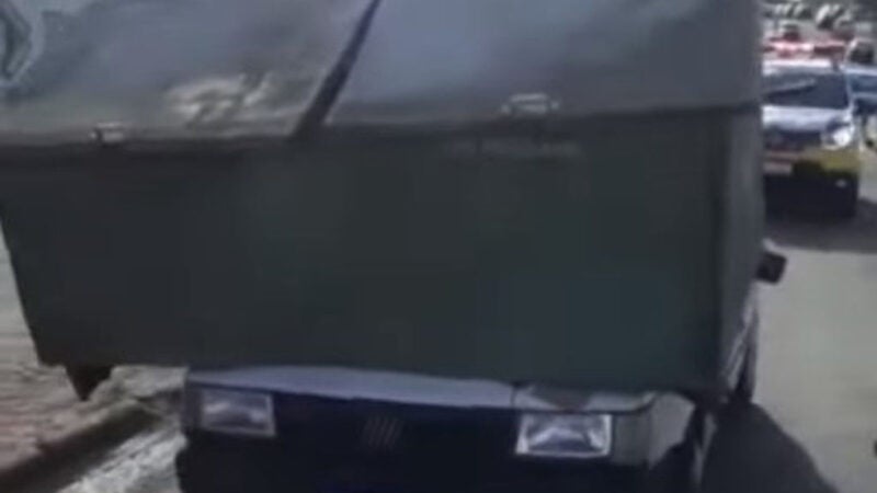Fiat Uno com lixeira no capô é flagrado em Curitiba