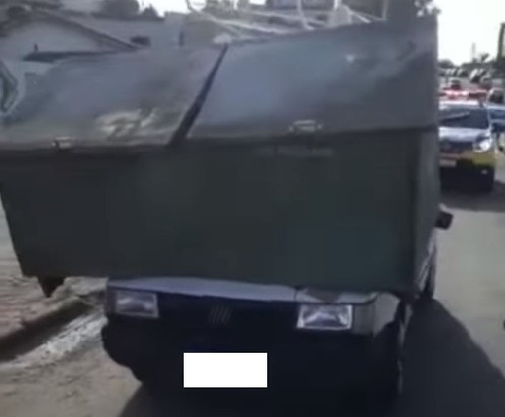 Fiat Uno com lixeira no capô é flagrado em Curitiba