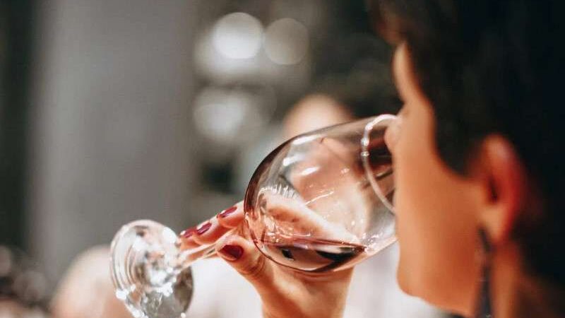 Estudo científico mostra que o vinho reduz riscos de Covid