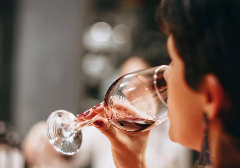 Estudo científico mostra que o vinho reduz riscos de Covid