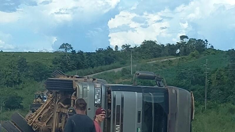 Condutor tenta desviar de buraco e acaba tombando carreta na MT-419 entre Guarantã e Novo Mundo