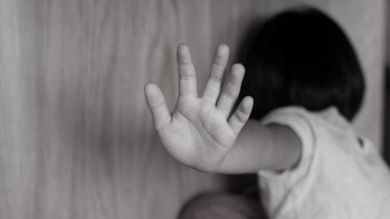 Mãe vê roxo nos seios da filha de 9 anos e descobre estupro; avó de crianção é preso