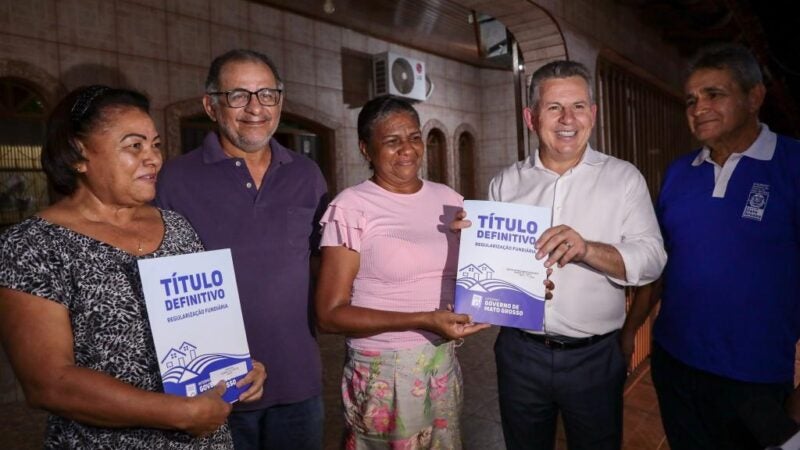 “Esse documento entregue pelo Governo significa a conquista de um sonho”, afirma moradora de Cuiabá