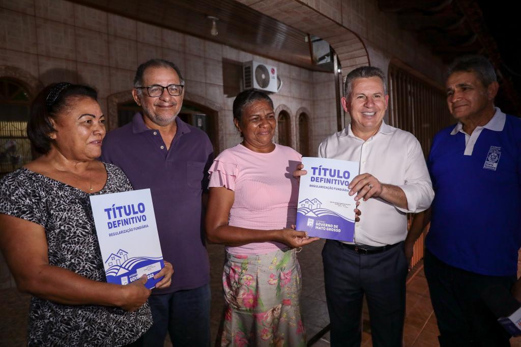 “Esse documento entregue pelo Governo significa a conquista de um sonho”, afirma moradora de Cuiabá