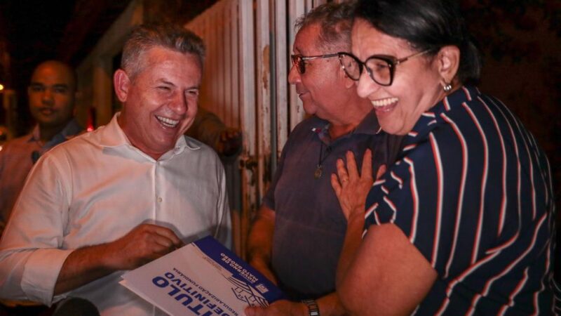 Governo de MT resgata direito de moradores de Cuiabá com a entrega de 969 títulos de imóveis registrados em cartório e totalmente gratuitos