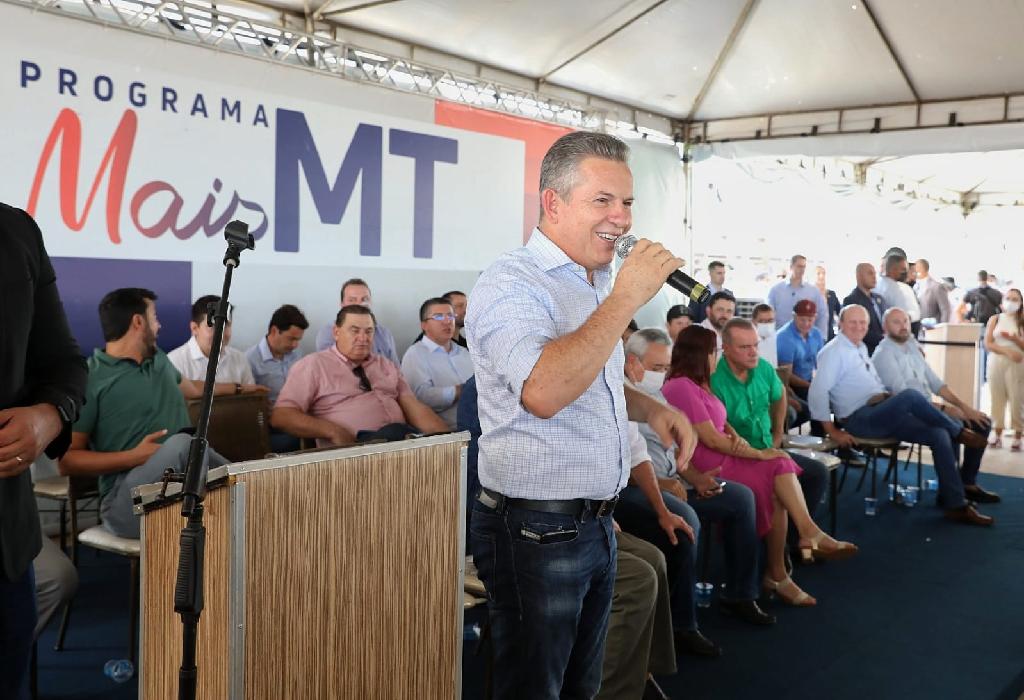 Governador faz a maior entrega de máquinas e equipamentos da história de MT