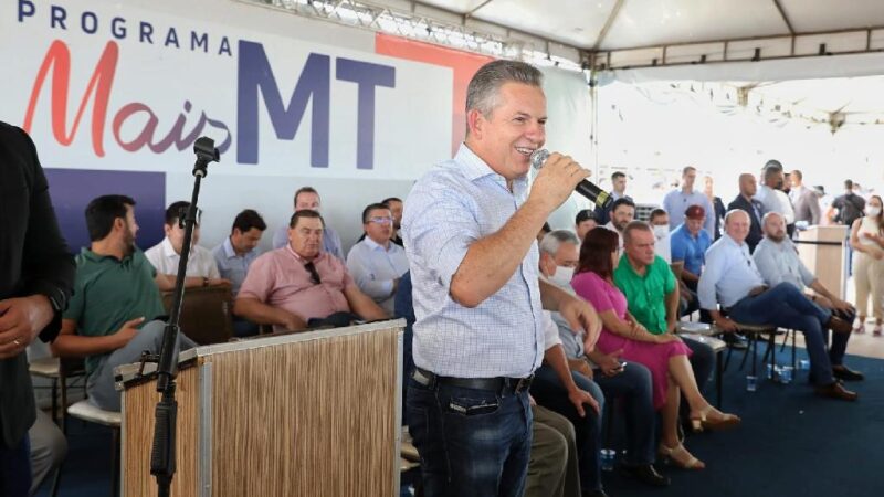 Governador faz a maior entrega de máquinas e equipamentos da história de MT