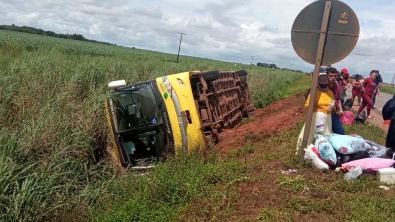 Ônibus com 28 passageiros tomba em rodovia federal de MT
