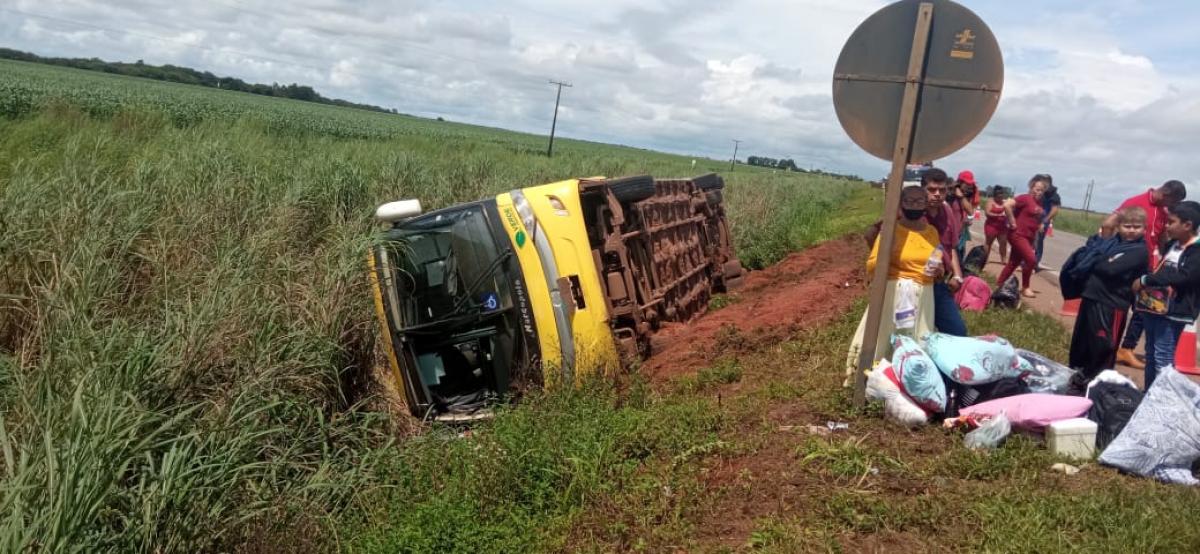 Ônibus com 28 passageiros tomba em rodovia federal de MT