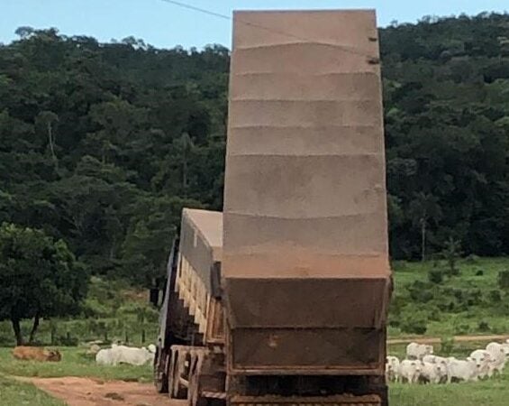 Homem de 52 anos morre após caminhão caçamba encostar em fio de alta tensão