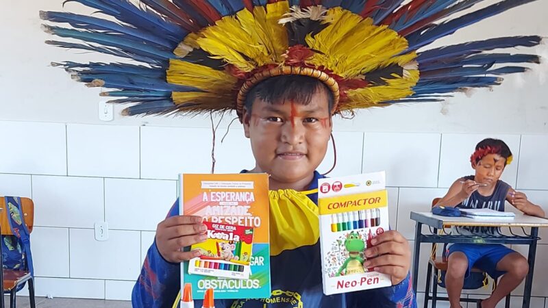 LBV entrega kits pedagógicos a estudantes indígenas da Aldeia Tadarimana em Rondonópolis