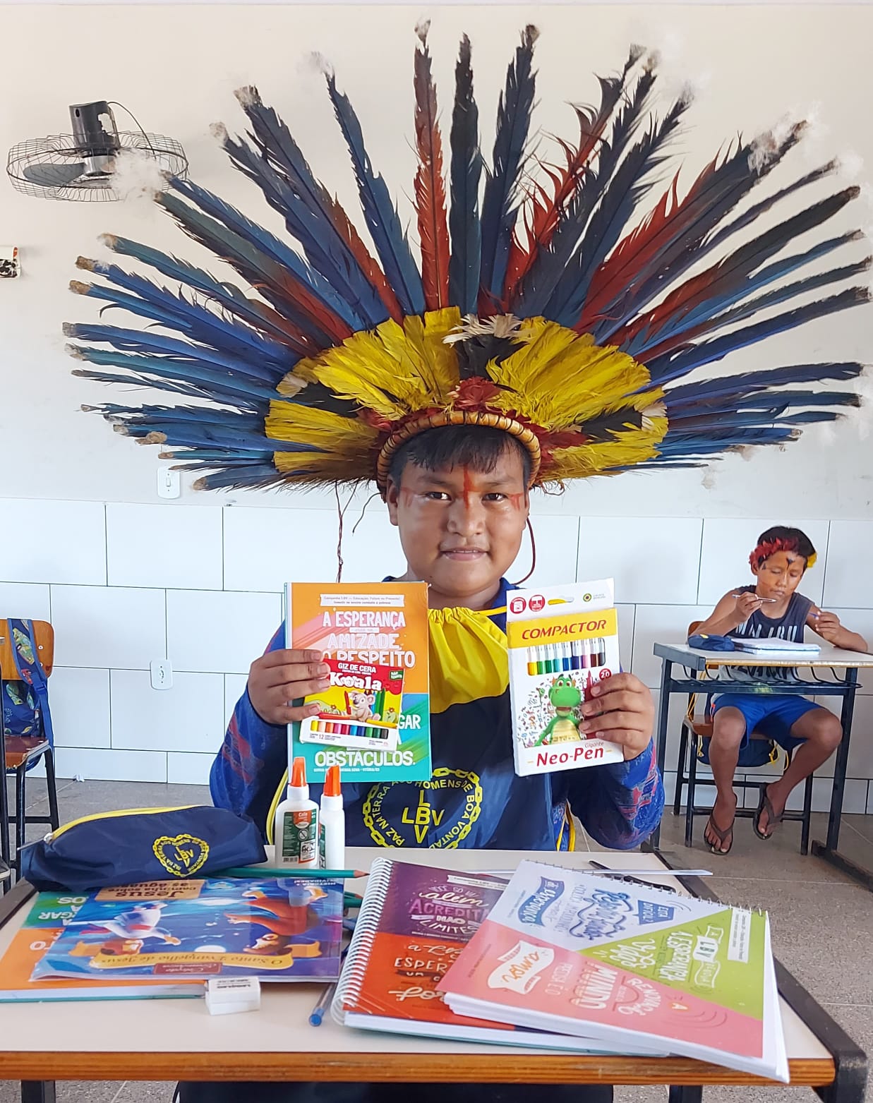 LBV entrega kits pedagógicos a estudantes indígenas da Aldeia Tadarimana em Rondonópolis