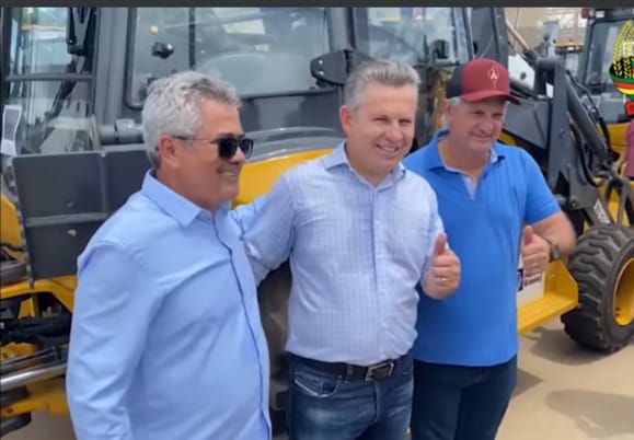 Vereador Zilmar Representou o Prefeito no recebimento de maquinário