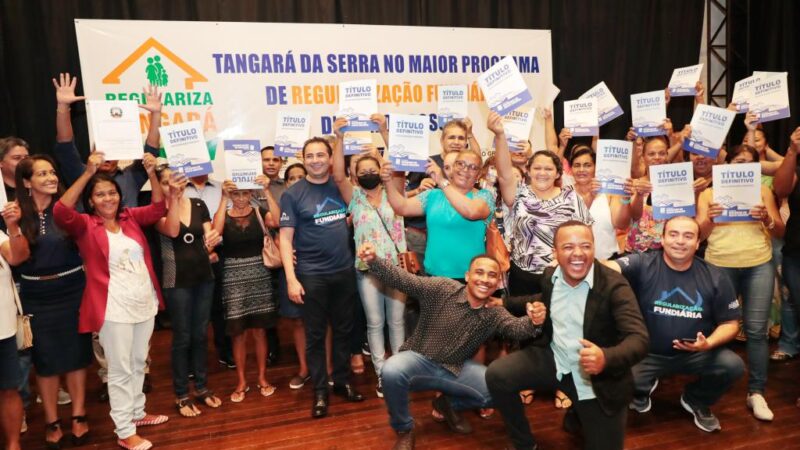 Governo de MT entrega títulos de regularização fundiária a mulheres de Tangará da Serra