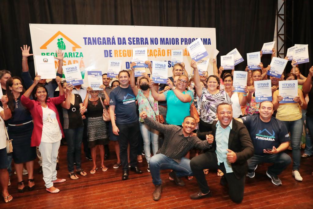 Governo de MT entrega títulos de regularização fundiária a mulheres de Tangará da Serra