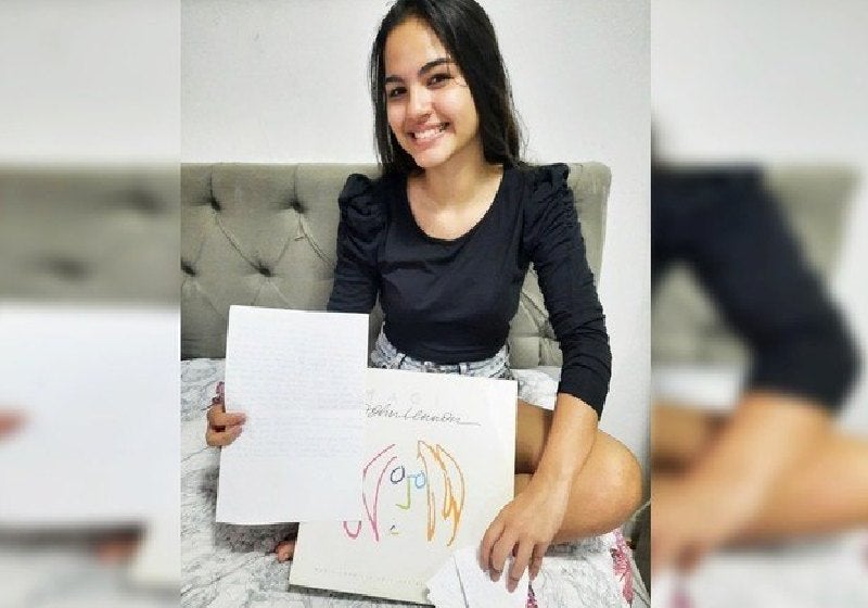 Pai que morreu de Covid deixa carta para filha escondida em LP de Lennon