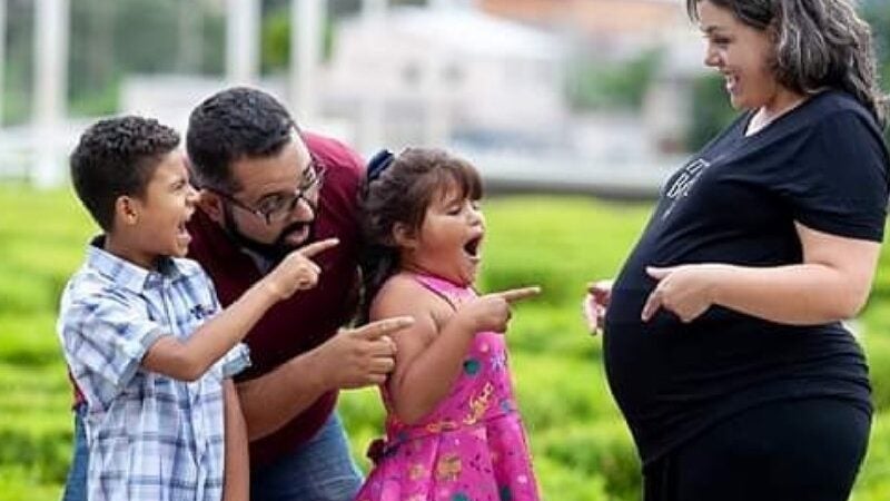 Casal adota criança autista vítima de maus-tratos e fica grávido