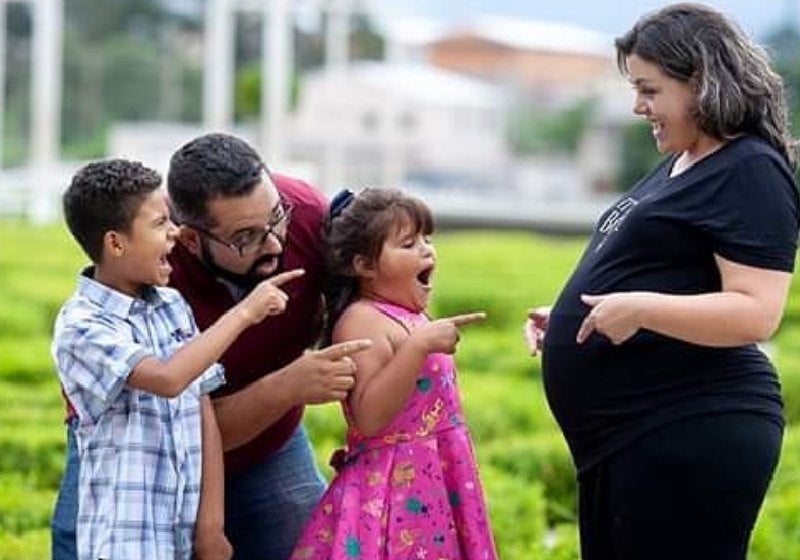 Casal adota criança autista vítima de maus-tratos e fica grávido