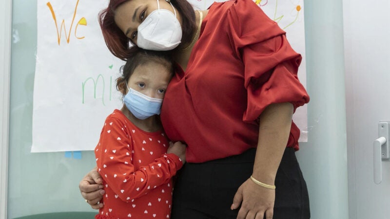 Menina com doença rara recebe transplante de coração no aniversário