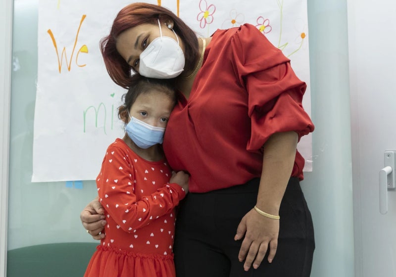 Menina com doença rara recebe transplante de coração no aniversário