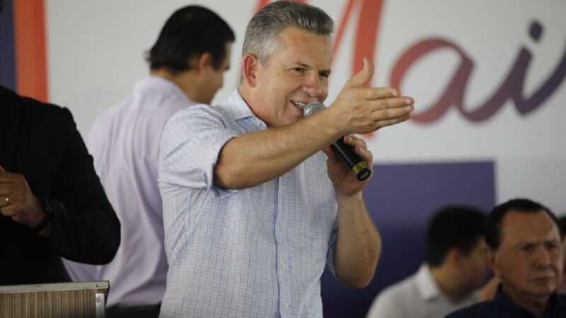 Governador faz a maior entrega de máquinas e equipamentos da história de MT