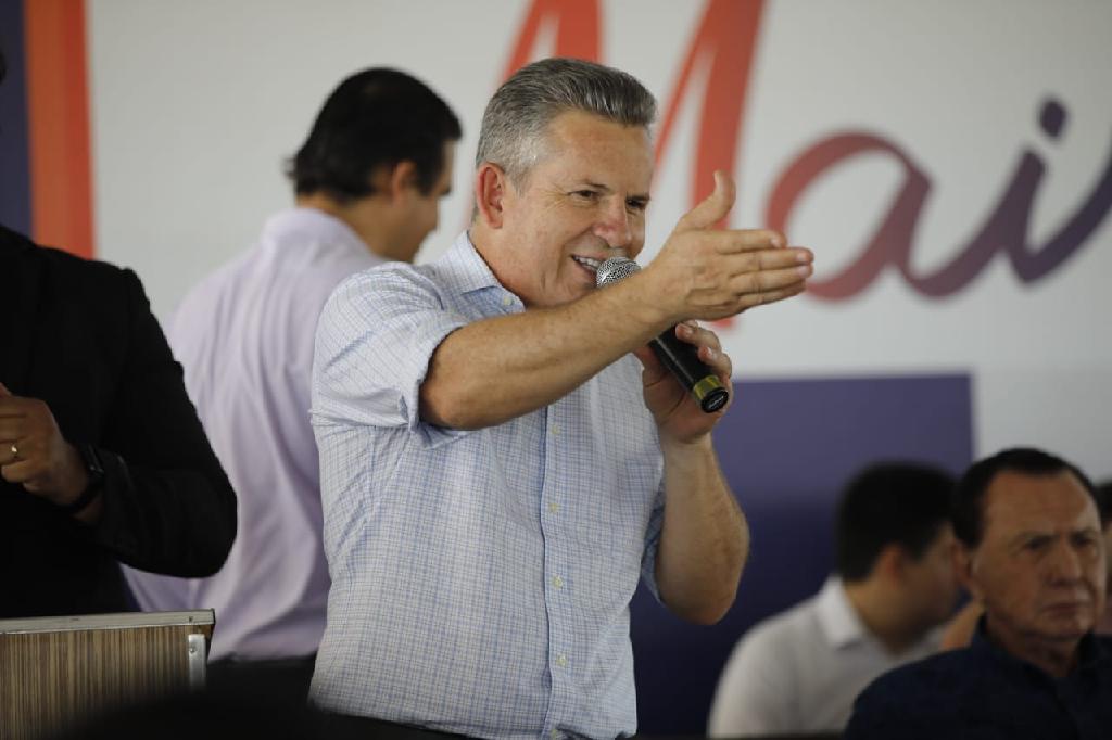 Governador faz a maior entrega de máquinas e equipamentos da história de MT