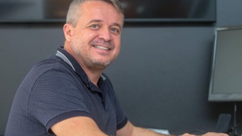 Após viver nas ruas, ex-flanelinha vira empresário e emprega 80 pessoas