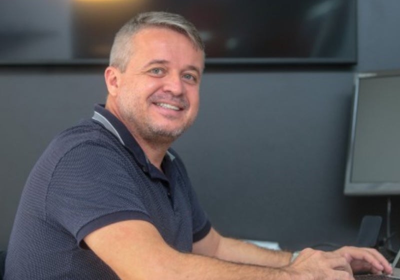 Após viver nas ruas, ex-flanelinha vira empresário e emprega 80 pessoas