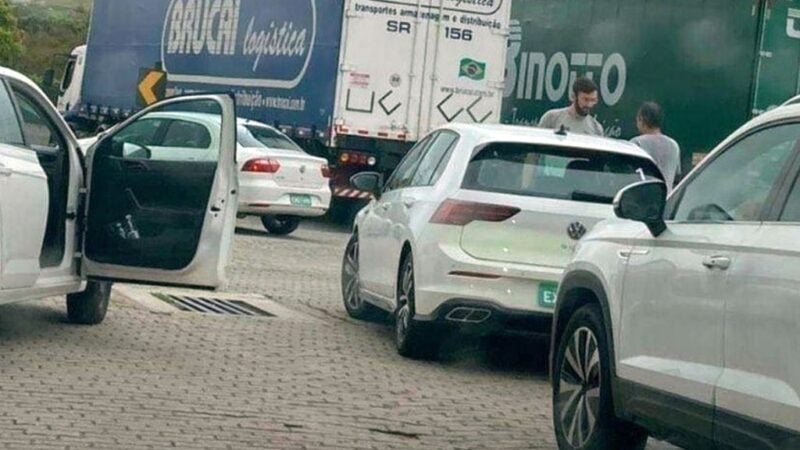 Novo Golf 8 R-Line é flagrado em testes no Brasil