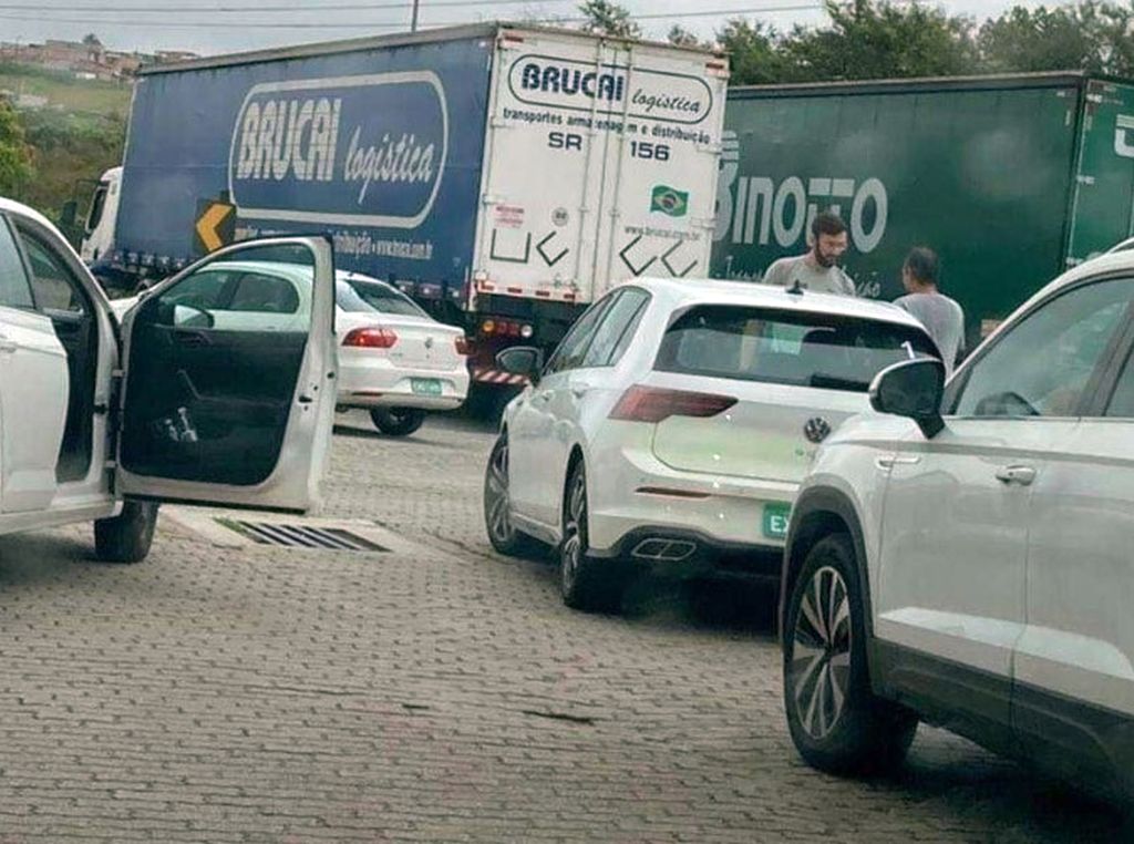 Novo Golf 8 R-Line é flagrado em testes no Brasil