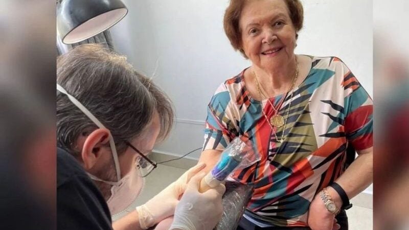Idosa faz 1ª tatuagem aos 91 anos para pagar promessa ao neto