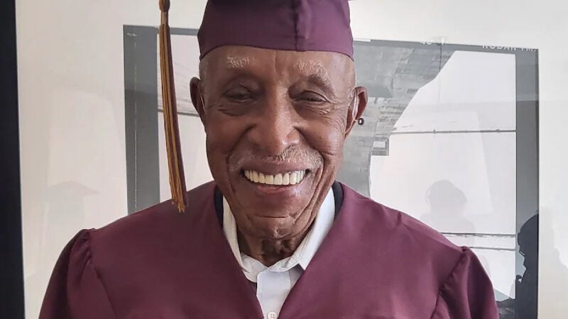 Idoso de 101 realiza sonho: formado no ensino médio após 80 anos