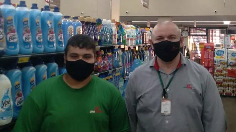 Jovem devolve dinheiro perdido e se reconecta com a mãe após 5 anos