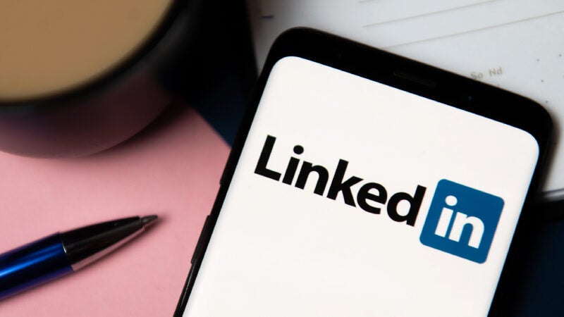 LinkedIn cria função “pausas na carreira” para profissionais da rede