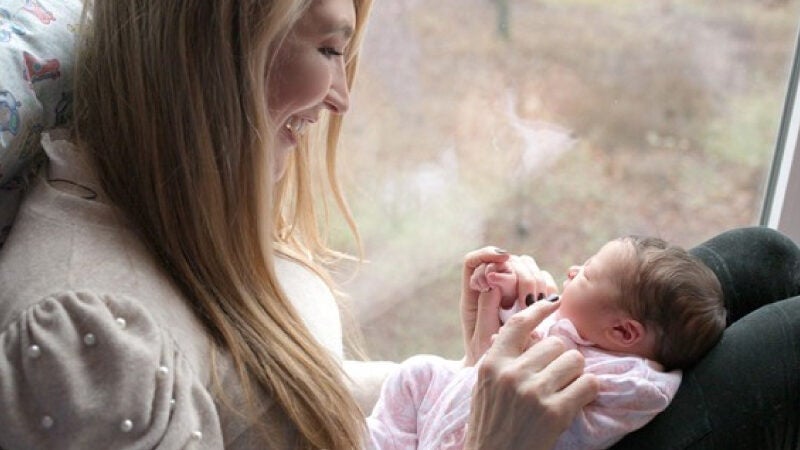 Sonho de ser mãe: mulher ajuda família barriga de aluguel na Ucrânia